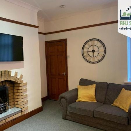 Rodsley - 2 Bedroom 1St Floor Flat Free Parking Wifi And Netflix Gateshead Bagian luar foto