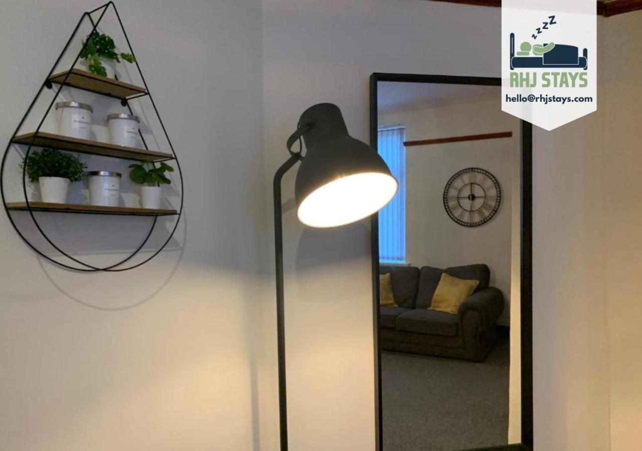 Rodsley - 2 Bedroom 1St Floor Flat Free Parking Wifi And Netflix Gateshead Bagian luar foto