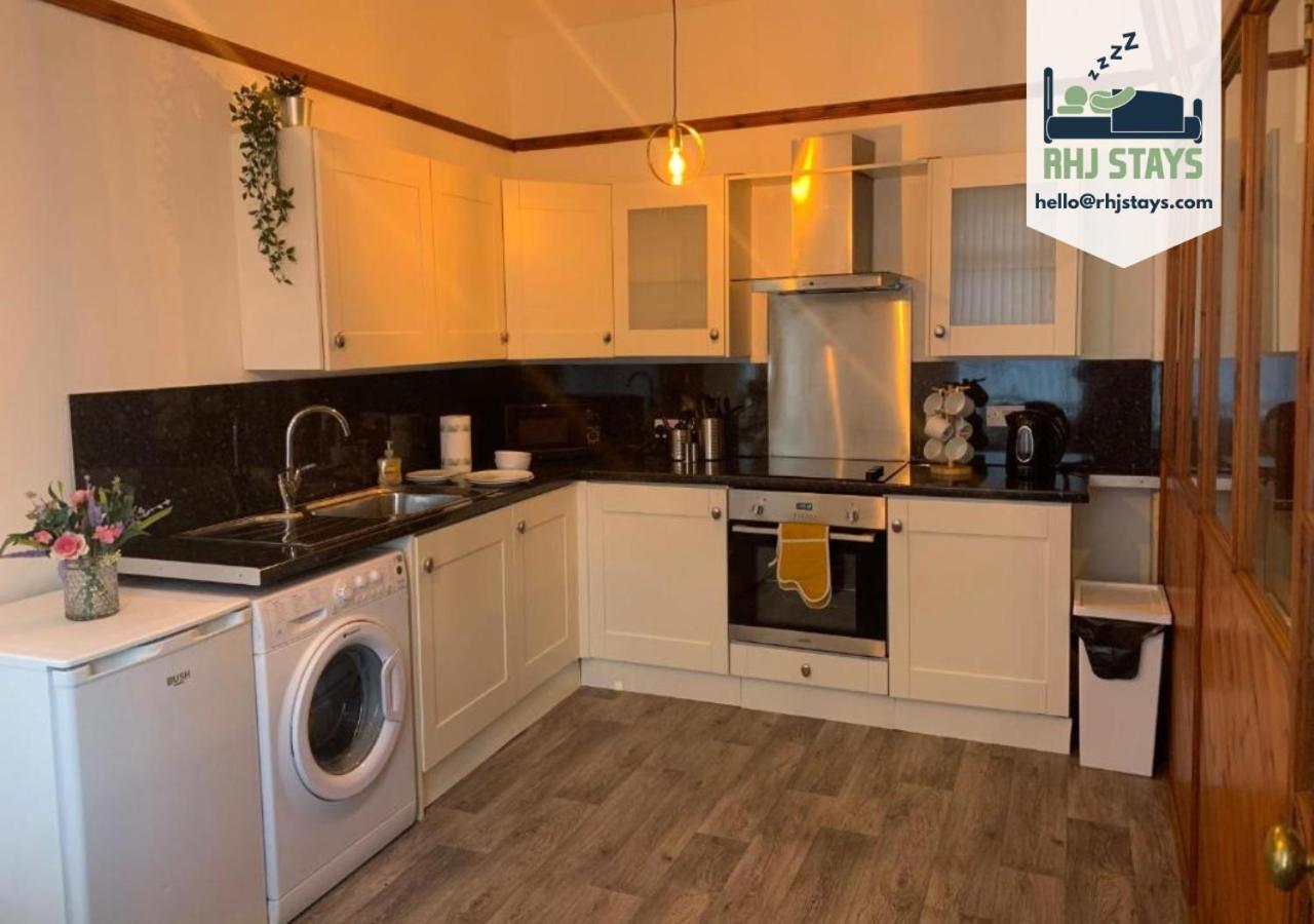 Rodsley - 2 Bedroom 1St Floor Flat Free Parking Wifi And Netflix Gateshead Bagian luar foto